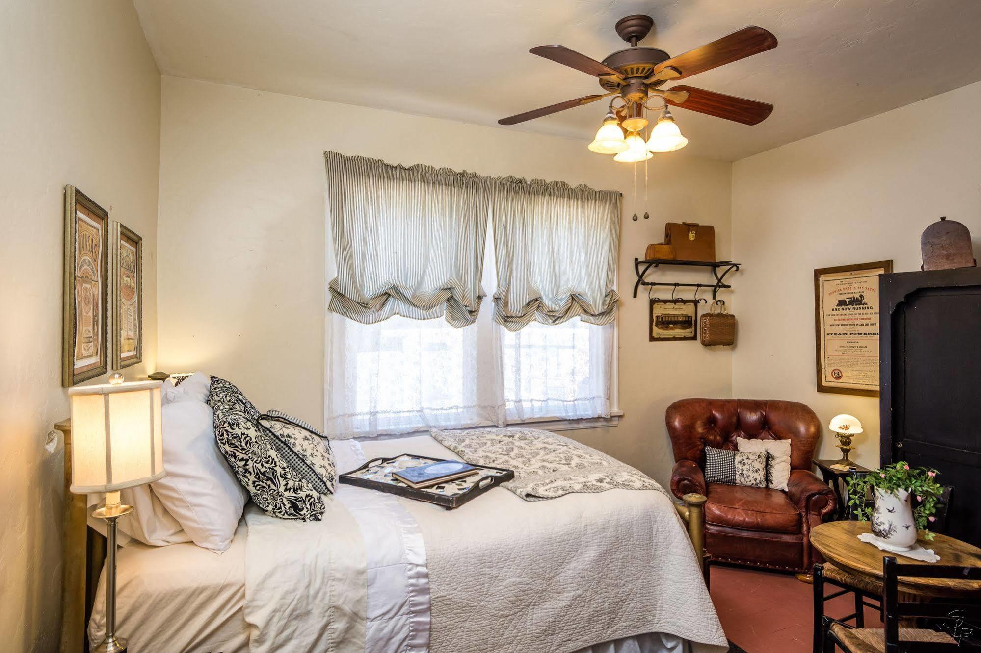 Joshua Inn Bed & Breakfast Холистър Екстериор снимка